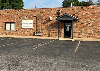 Storefront view of Jerseyville optometrist office